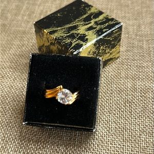 Gorgeous Solitaire Ring w/ Gold Band 💍💛